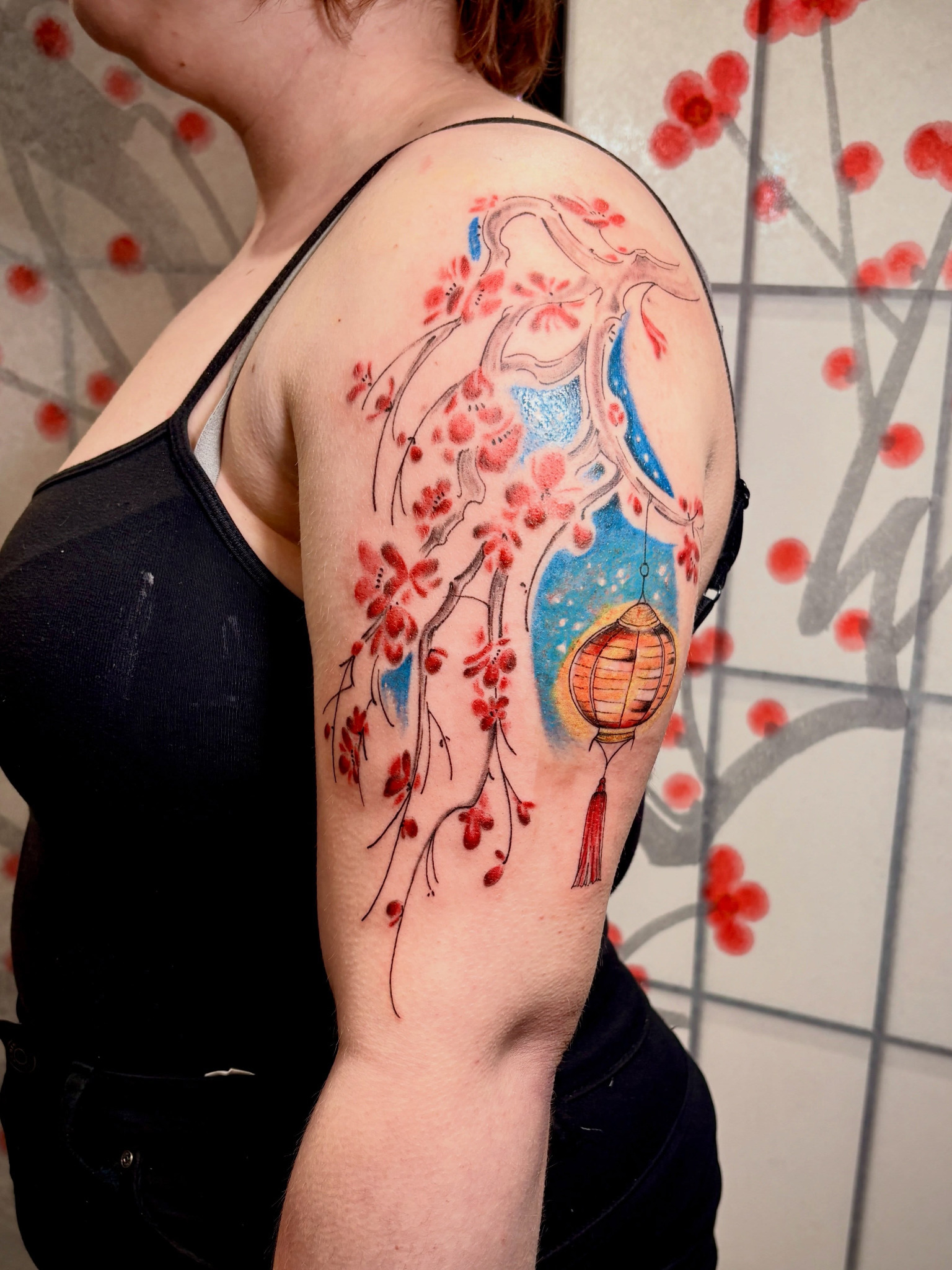 Composition japonaise colorée sur l’épaule
