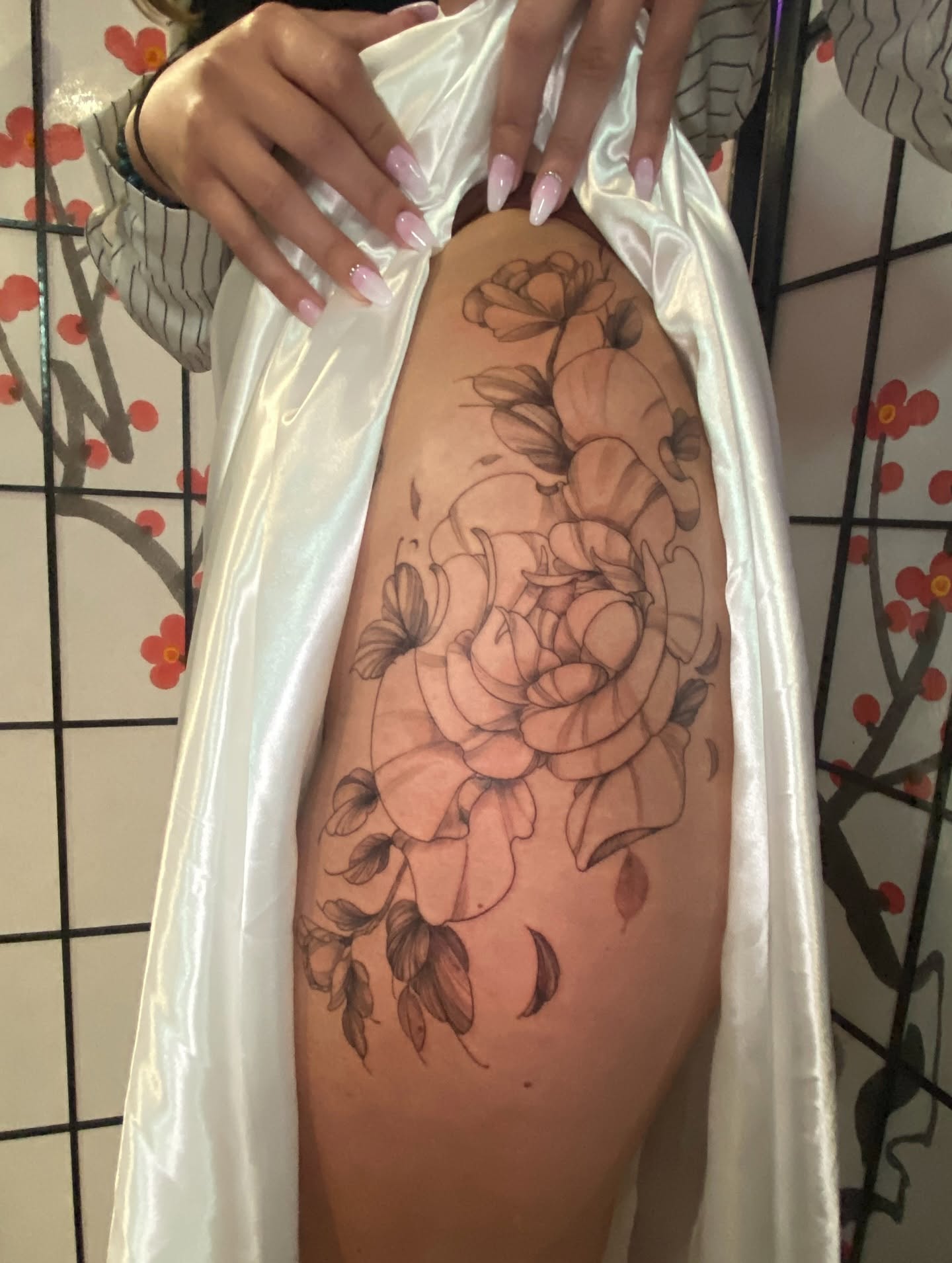 Grande composition florale dessinée sur la cuisse