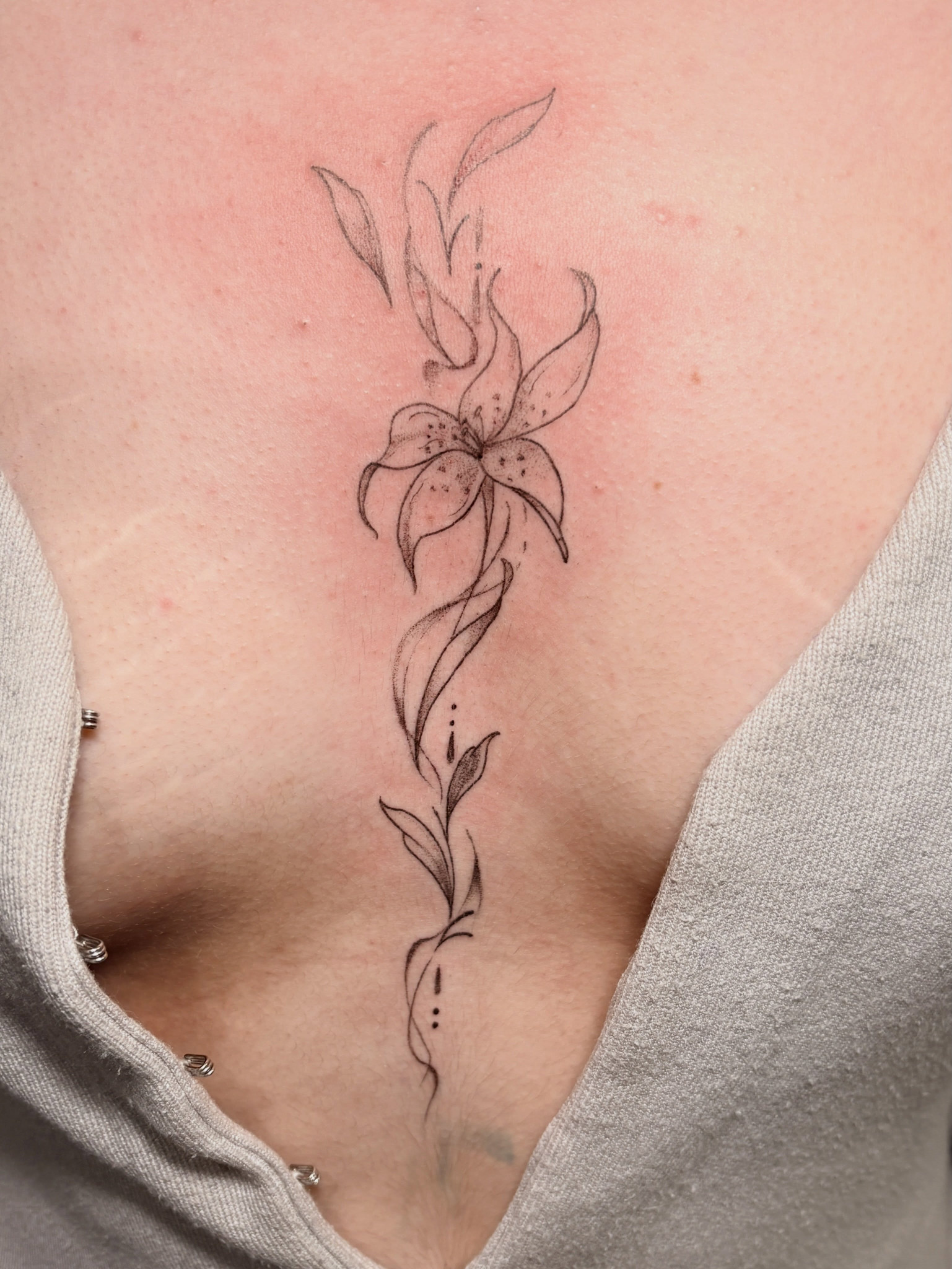Ornement floral délicat au sternum