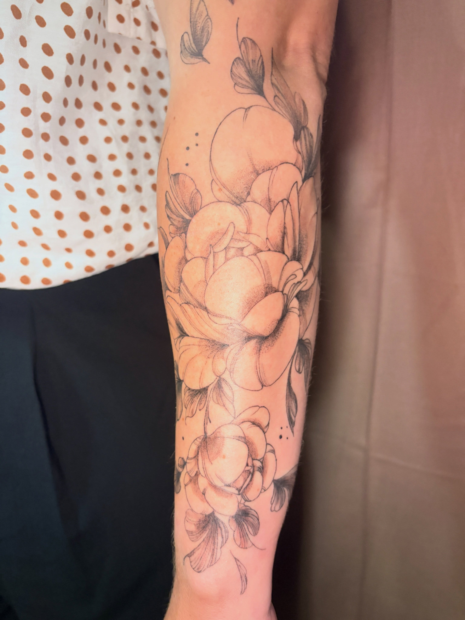 Tatouage de pivoines sur l’avant-bras